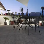לינה וארוחת בוקר Palace