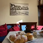 לינה וארוחת בוקר Palace